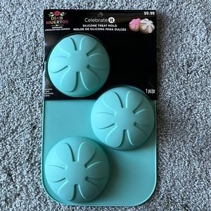 NEW Silicone Treat Mold Bakeware